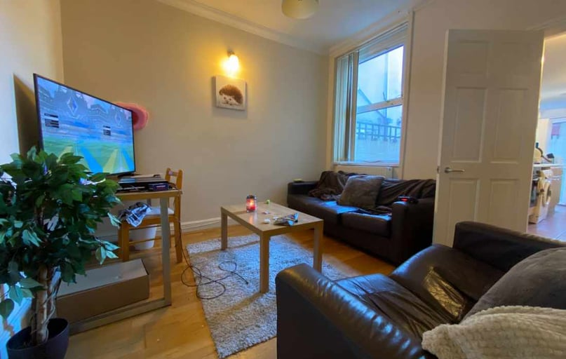 Roath, Cathays, Cardiff - Image 1