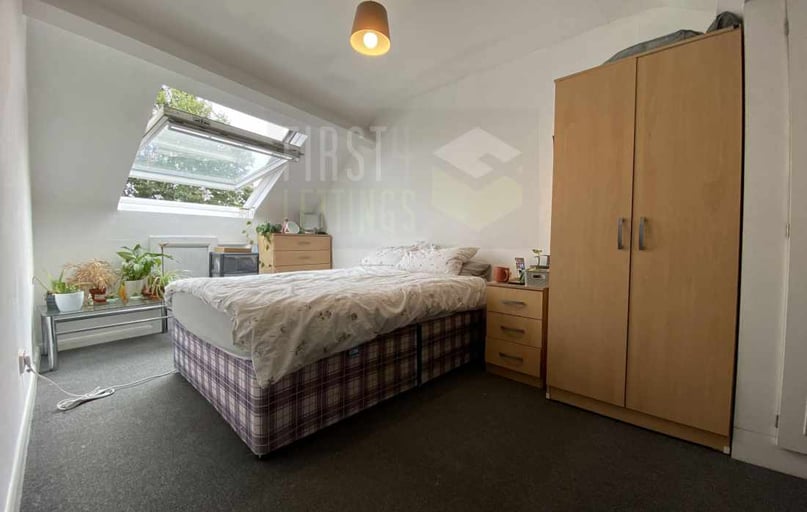 Clarendon Park Road, Clarendon Park, Leicester - Image 1