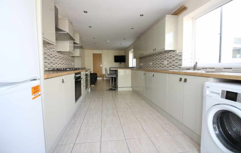 Cathays, Plasnewydd, Cardiff - Image 1