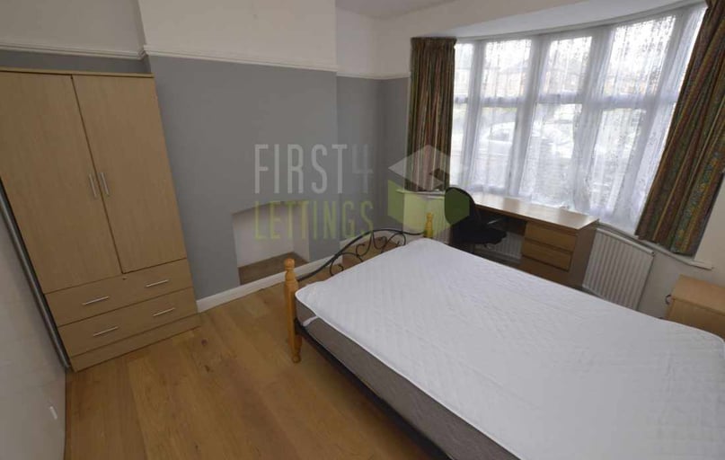 Gainsborough Road, Knighton, Leicester - Image 1