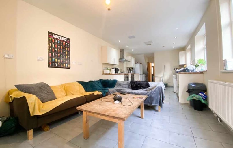 Cathays, Plasnewydd, Cardiff - Image 1