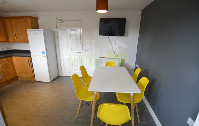 Avenue Road Extension, Clarendon Park, Leicester - Image 1