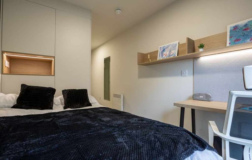Deluxe Plus En-suite, Norton’s Student Living, 11 Montrose Terrace, Abbeyhill, Edinburgh - Image 1