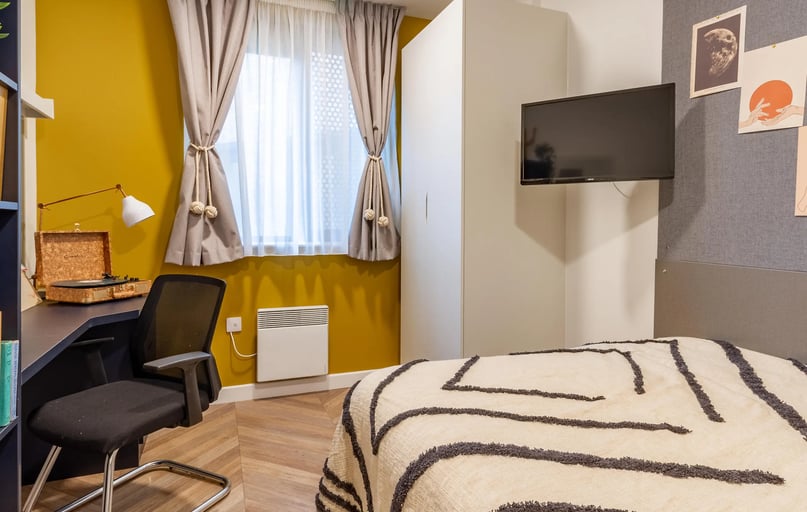 Classic - 2 Bed Flat, Belaton House, 130 Holdenhurst Road, City Centre, Bournemouth - Image 1