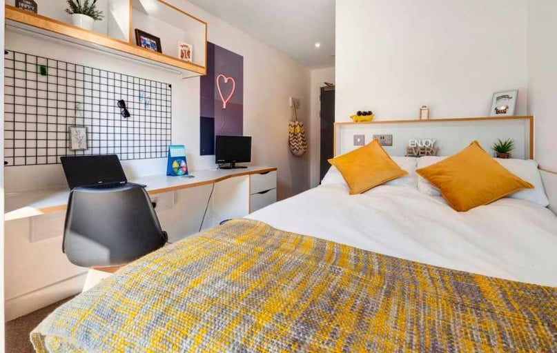 Ensuite Silver, 27 Magdalen Street, New Town, Colchester - Image 1
