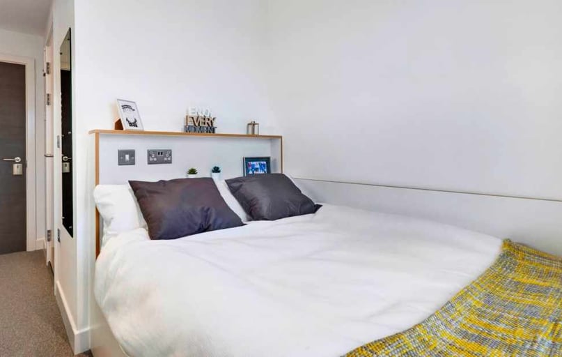 Ensuite Bronze, 27 Magdalen Street, New Town, Colchester - Image 1