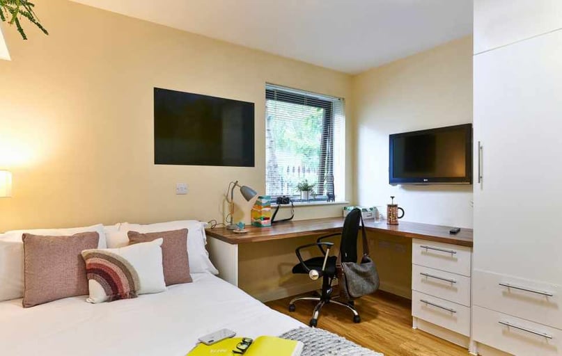 Studio Deluxe, The Hub, 21-25 South Lambeth Road, Vauxhall, London - Image 1