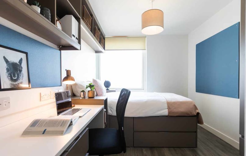 Bronze Ensuite, Arbury Court, 173 Kingston Road, New Malden, Kingston - Image 1