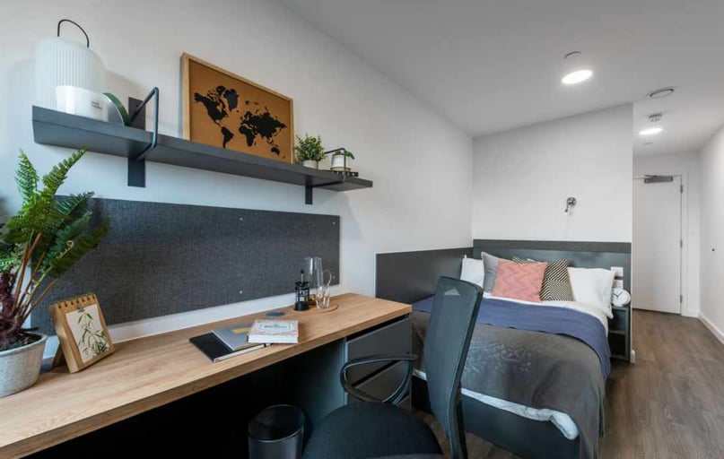 Deluxe Studio, The Valentine, 27-37 Perth Road, Gants Hill, London - Image 1