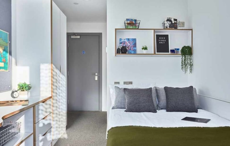 Silver Ensuite, 41 Castle Street, De Montfort University, Leicester - Image 1