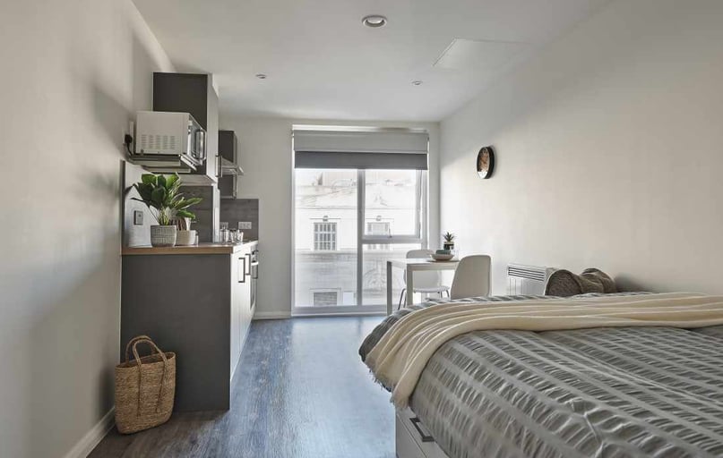 Studio Superior (floor 4), The Bank, West Street, City Centre, Southampton - Image 1