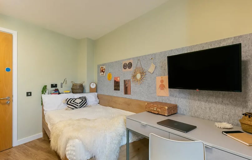 Extra Large Studio, The Curve, 14 Fieldgate Street, Shoreditch, London - Image 1