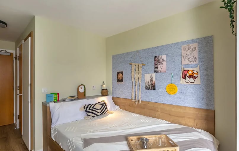 Large En Suite, The Curve, 14 Fieldgate Street, Shoreditch, London - Image 1