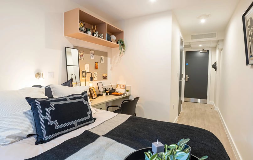 Deluxe Ensuite (Floors 26-32), Crown Place, 75 Lancaster Street, City Centre, Birmingham - Image 1