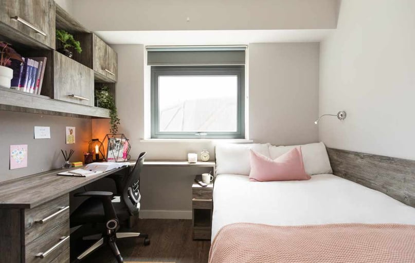 Bronze Studio, Queens Court, 15 Queens Walk, City Centre, Reading - Image 1