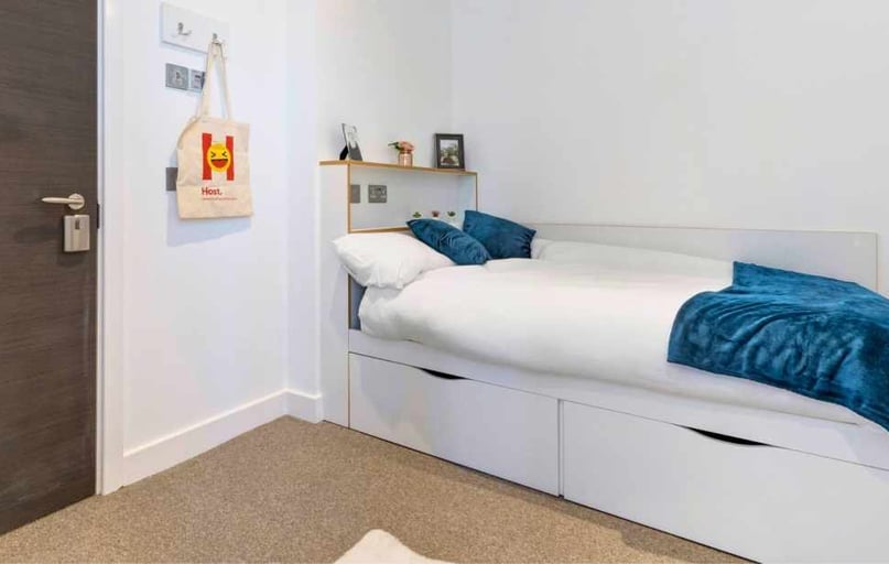 Ensuite Platinum Plus, 27 Magdalen Street, New Town, Colchester - Image 1