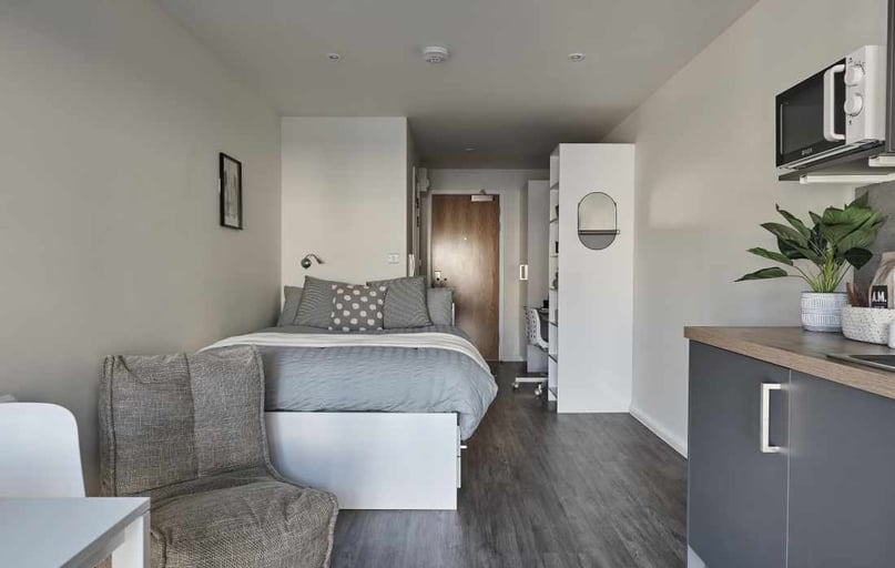 Superior Studio (floor 4), The Bank, West Street, City Centre, Southampton - Image 1