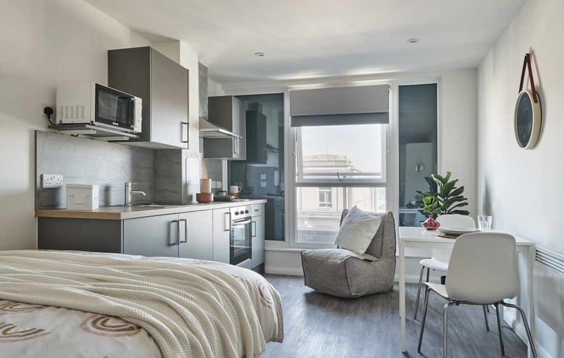 Studio Premium (floors 1 & 2), The Bank, West Street, City Centre, Southampton - Image 1