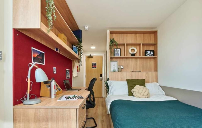 Ensuite Platinum, 17a Christchurch Road, City Centre, Bournemouth - Image 1