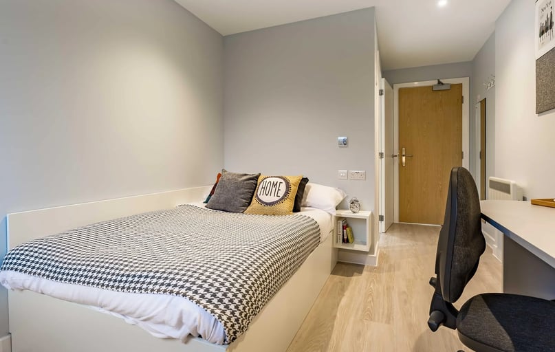 6 Bed Standard En-suite, Mary Parker House, 17 Apsley Road, Mutley, Plymouth - Image 1