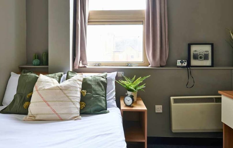 Ensuite Classic, Northernhay House, Northernhay Place, City Centre, Exeter - Image 1