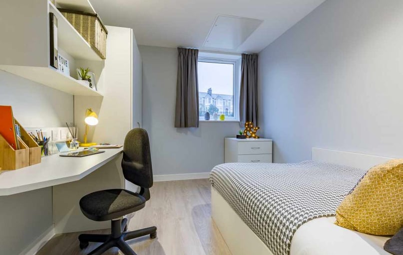 6 Bed Club En-suite, Mary Parker House, 17 Apsley Road, Mutley, Plymouth - Image 1