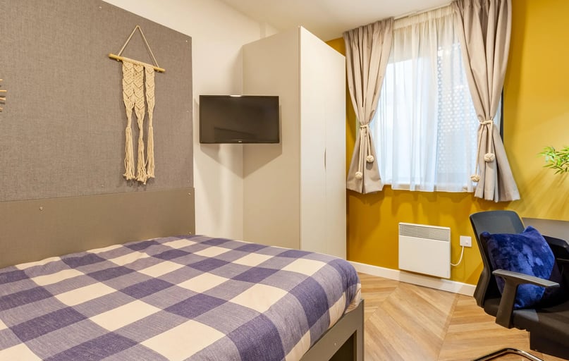 Standard - 2 Bed Flat, Belaton House, 130 Holdenhurst Road, City Centre, Bournemouth - Image 1