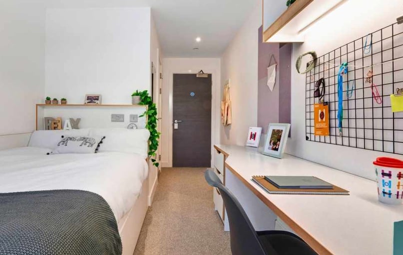 Ensuite Gold Plus, 27 Magdalen Street, New Town, Colchester - Image 1