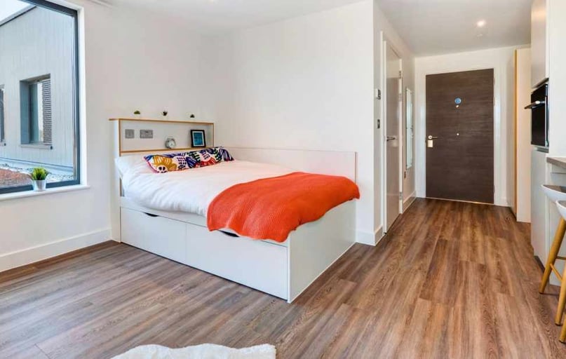 Studio Platinum Plus, 27 Magdalen Street, New Town, Colchester - Image 1