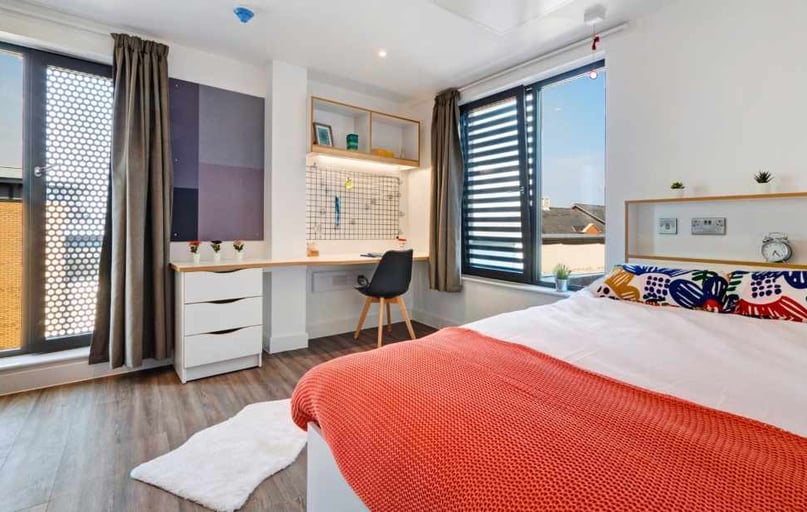 Studio Platinum Plus, 27 Magdalen Street, New Town, Colchester - Image 1