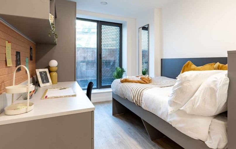 Ensuite Classic 8 Bed Upper Floor, Waterside, 58-62 Avon Street, City Centre, Bristol - Image 1