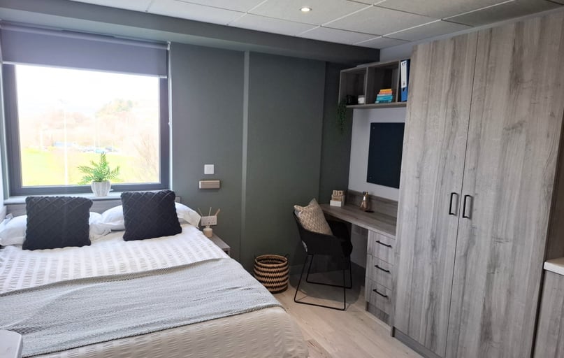 Large Studio, Crown Place, Trinity Quay, 2 Kings Road, Swansea - Image 1