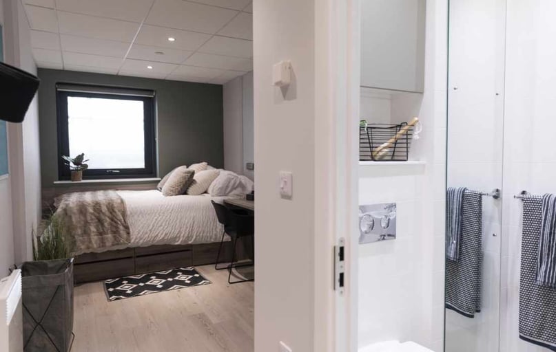 Superior Studio, Crown Place, Trinity Quay, 2 Kings Road, Swansea - Image 1