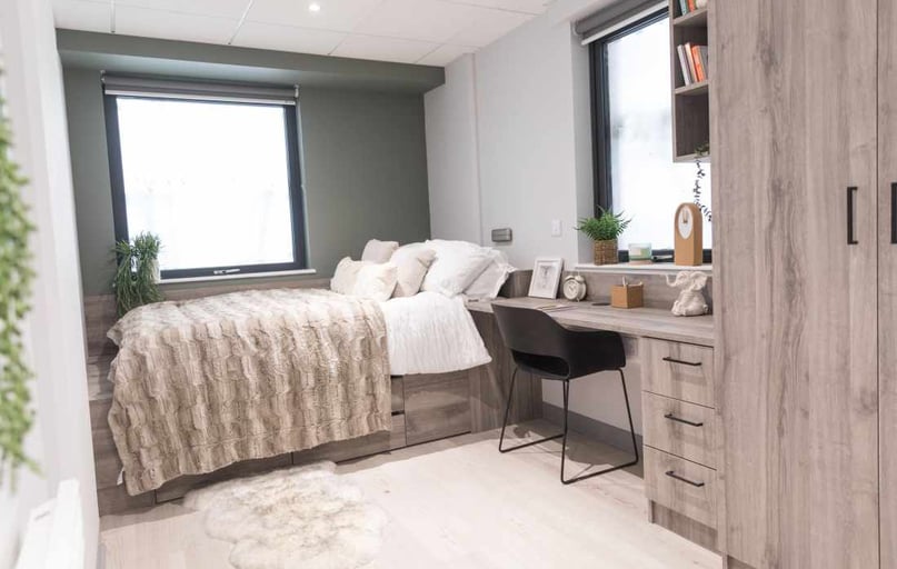 Classic En-suite, Crown Place, Trinity Quay, 2 Kings Road, Swansea - Image 1