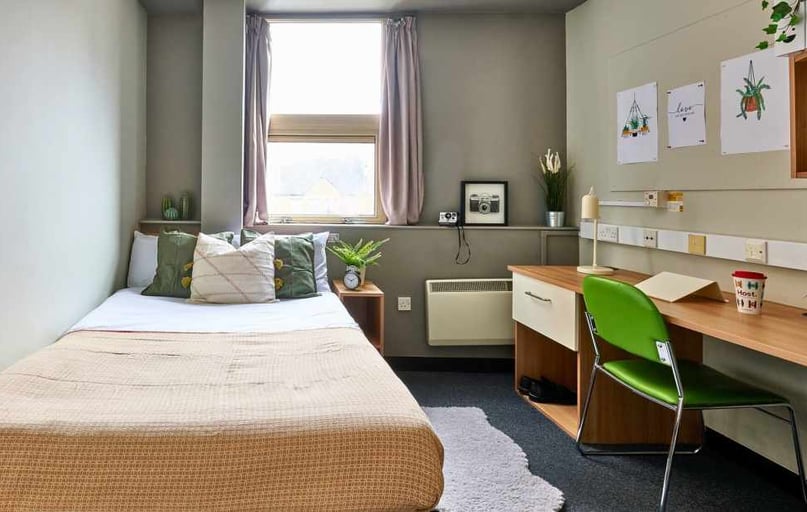 Ensuite Basic, Northernhay House, Northernhay Place, City Centre, Exeter - Image 1