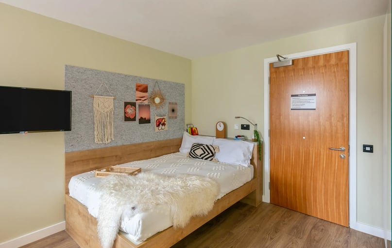 Extra Large Double Studio, The Curve, 14 Fieldgate Street, Shoreditch, London - Image 1