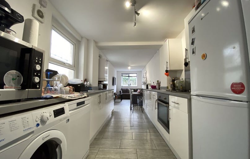 Cathays, Plasnewydd, Cardiff - Image 1