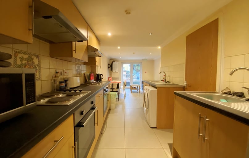 Cathays, Plasnewydd, Cardiff - Image 1