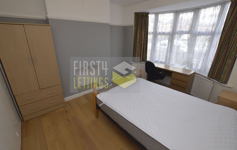 Gainsborough Road, Knighton, Leicester - Image 1