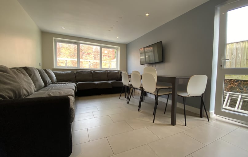 Cathays, Plasnewydd, Cardiff - Image 1
