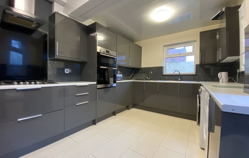 Roath, Plasnewydd, Cardiff - Image 1