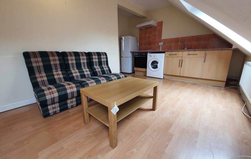  5, 16, Cathays, Cardiff - Image 1
