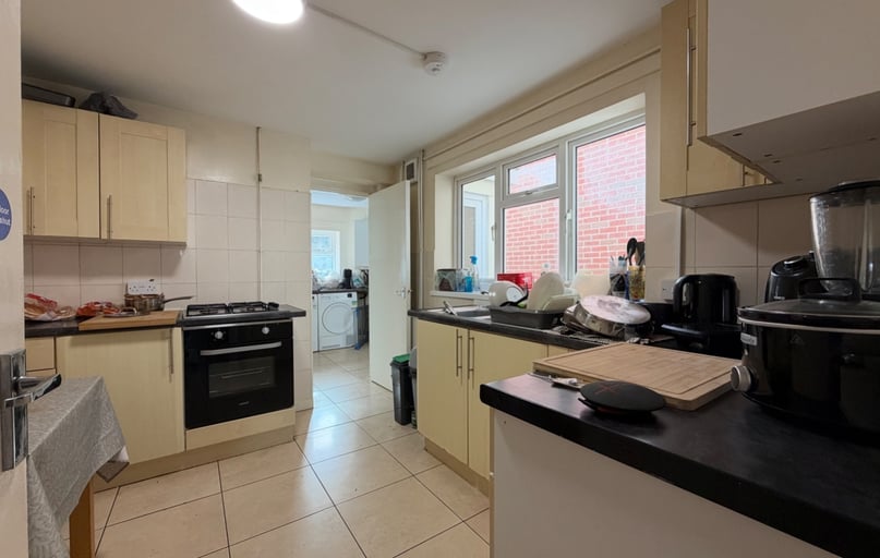 Cathays, Plasnewydd, Cardiff - Image 1