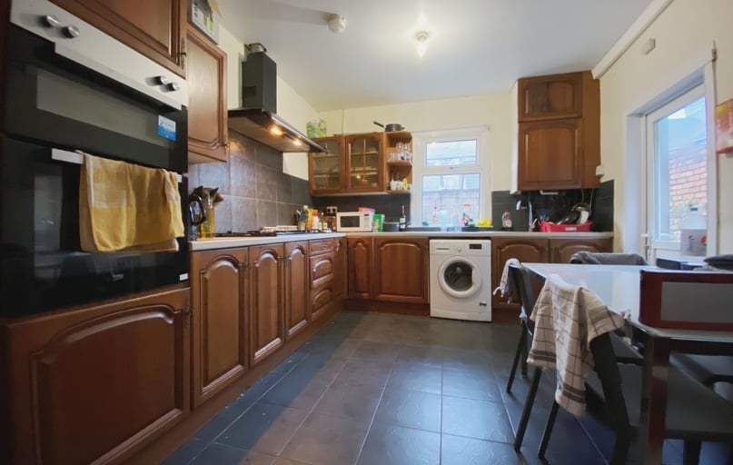 Cathays, Plasnewydd, Cardiff - Image 1