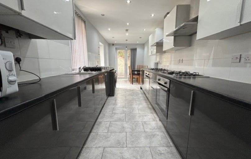 Cathays, Plasnewydd, Cardiff - Image 1