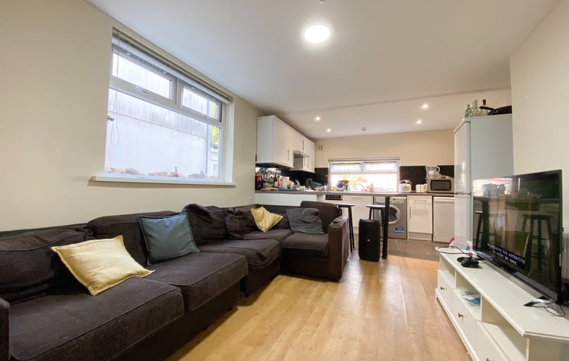 Cathays, Plasnewydd, Cardiff - Image 1