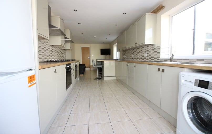 Cathays, Plasnewydd, Cardiff - Image 1