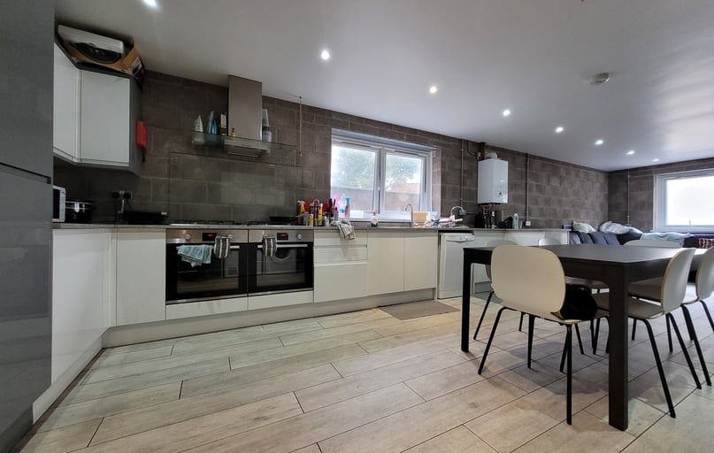 Cathays, Plasnewydd, Cardiff - Image 1