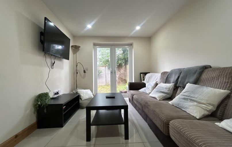 Cathays, Plasnewydd, Cardiff - Image 1