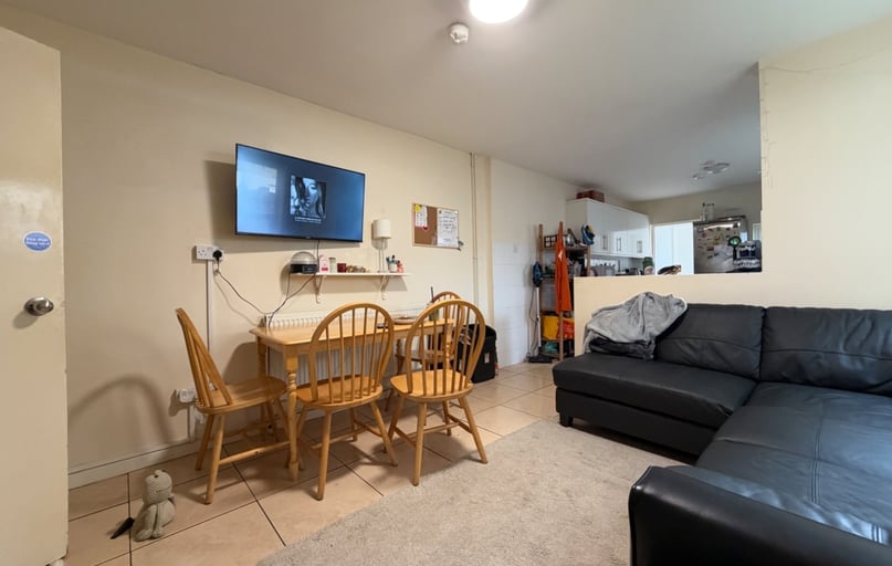 Cathays, Plasnewydd, Cardiff - Image 1